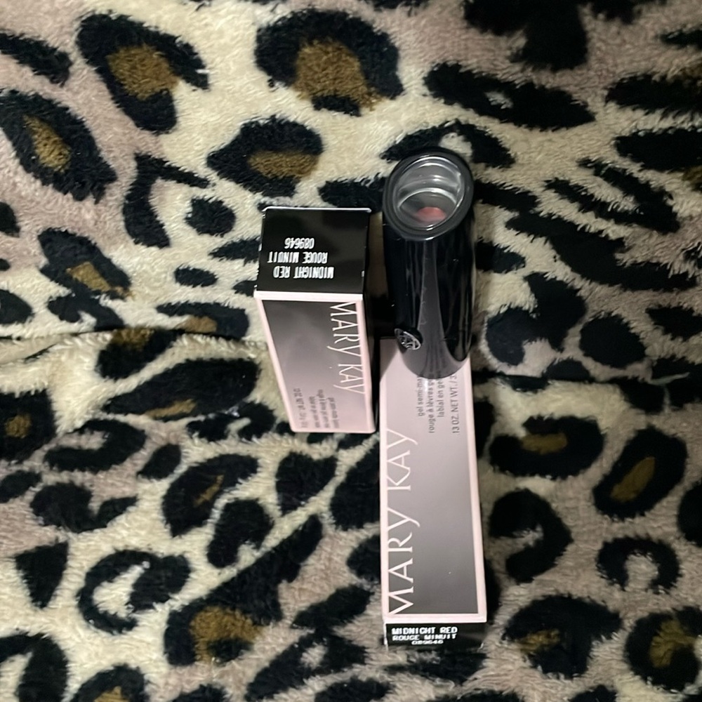 Semi-Matte 
Mary Kay
Gel Semi-Matte 
Lipstick 
Midnight Red